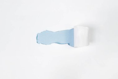 Mavi arkaplan ile beyaz yırtık kağıt üst görünüm. Modelleme. Uzayı kopyala Sunum ya da şablon. Düz yatıyordu