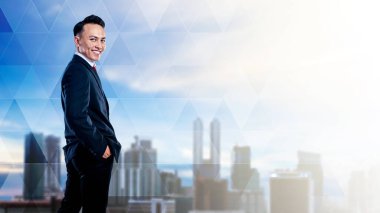 Asyalı bir işadamının portresi. Kendine güveni tam, gökyüzü manzaralı. İş kavramı, girişimci ve başarılı.