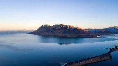İzlanda, Kolgrafarfjordur bakış açısına sahip bir dağ sırasına sahip hava manzarası. İnsansız hava aracıyla alındı. Doğa, seyahat, kış arkaplanı veya duvar kağıdı