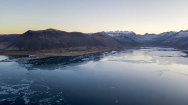 İzlanda, Kolgrafarfjordur bakış açısına sahip bir dağ sırasına sahip hava manzarası. İnsansız hava aracıyla alındı. Doğa, seyahat, kış arkaplanı veya duvar kağıdı