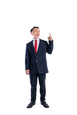 Asyalı bir işadamının portresi beyaz bir arkaplan üzerine izole edilmiş işaret eden bir el hareketiyle duruyor. Uzayı kopyala İş kavramı, girişimci ve başarılı.