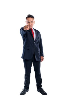 Asyalı bir işadamının portresi, beyaz bir arkaplanda izole edilmiş bir jesti işaret ederken eli kızgın hissediyor. Uzayı kopyala İş veya iş sorunu kavramı