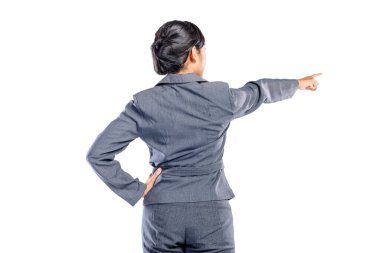 Asyalı bir iş kadınının dikiz aynasındaki portresi beyaz arka planda izole edilmiş işaret eden bir el hareketiyle duruyor. Uzayı kopyala İş kavramı, girişimci ve başarılı.