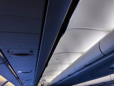 Modern iç aydınlatmalı uçak kabini manzarası. Seyahat kavramı