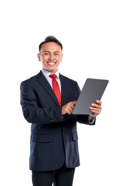 Elinde dijital tablet kullanan Asyalı bir işadamının portresi beyaz bir arkaplanda izole edilmiş. Endonezya iş ve teknoloji kavramı