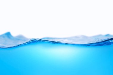 Beyaz zemin üzerinde dinamik akan mavi su dalgalarının yakın görüntüsü. Sıvı sıçraması. Doku ve soyut arkaplan