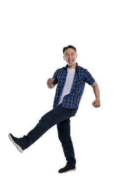 Beyaz bir arkaplanda izole edilmiş, mutlu bir ifadeyle poz veren Asyalı Endonezyalı bir adamın portresi.