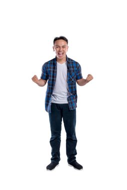 Beyaz bir arka planda izole edilmiş heyecanlı bir ifadeyle tişört giymiş Asyalı bir Endonezyalı 'nın portresi.