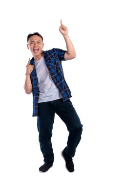 Beyaz bir arka planda izole edilmiş bir jestle tişört giymiş Asyalı bir Endonezyalı 'nın portresi. Boşluğu kopyala