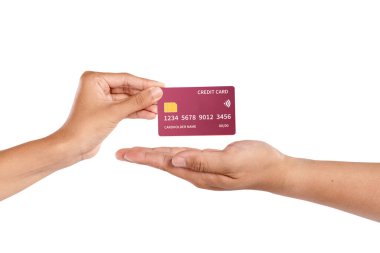 Beyaz bir arkaplanda izole edilmiş bir kredi kartı gösteren bir insan eli. Boşluğu veya maketi kopyala. Finans, alışveriş veya bankacılık kavramı