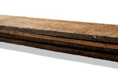 Tahta yığınının beyaz arka planda izole edilmiş yakın görüntüsü. Doğal ahşap doku.