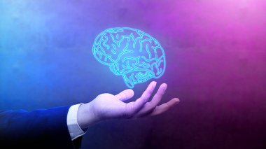 Renkli bir arka planda holografik insan beyni gösteren bir iş adamı. İş, fikir ya da yenilik kavramı