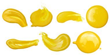 Beyaz arka planda el yapımı fırça ve boya desenli sarı akrilik leke elementlerinin varyasyonu. Akrilik fırça darbeleri soyut sıvı mürekkep desenini etkiler