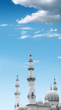 Mavi gökyüzü arka planlı cami manzarası. Din, Ruhsal veya Ramazan kavramı