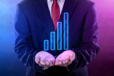 İş adamı holografik bir ekonomik tablo ve küresel ekonomik eğilimi gösteriyor. İş büyümesi, yatırım veya kâr artışı kavramı