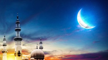 Gece sahnesinde hilal şeklinde bir ay olan cami manzarası. Boşluğu veya maketi kopyala. Kurban Bayramı ve Ramazan Mübarek kavramı. İslami arka plan