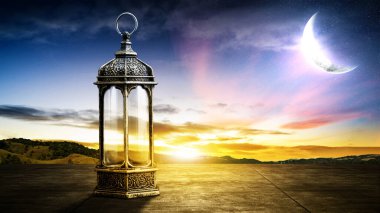 Gece sahne arkasında hilal ay manzaralı geleneksel Arap feneri. Boşluğu veya maketi kopyala. Kurban Bayramı ve Ramazan Mübarek kavramı. İslami arka plan