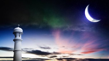 Gece sahnesinde hilal şeklinde bir ay olan cami minaresinin manzarası. Boşluğu veya maketi kopyala. Kurban Bayramı ve Ramazan Mübarek kavramı. İslami arka plan