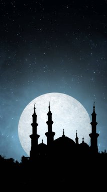 Gece sahnesinde dolunay olan caminin siluetinin görüntüsü. Boşluğu veya maketi kopyala. Kurban Bayramı ve Ramazan Mübarek kavramı. Ramazan kareem arkaplanı