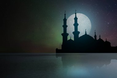 Gece sahnesinde dolunay olan caminin siluetinin görüntüsü. Boşluğu veya maketi kopyala. Kurban Bayramı ve Ramazan Mübarek kavramı. Ramazan kareem arkaplanı
