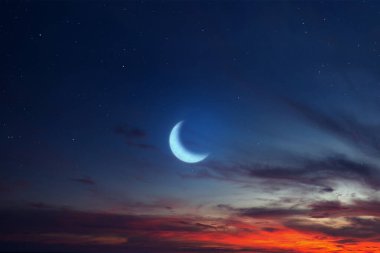 Hilal manzaralı İslami gece batımı. Geceleri gökyüzünde bulutlar olan Hilal ve Ramazan Bayramı. Boşluğu veya maketi kopyala. Kurban Bayramı ve Ramazan Mübarek kavramı. Ramazan arka planı