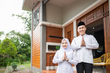 Bayramları kutlayan Endonezyalı Müslüman çiftin portresi. Mutlu Lebaran, Kurban Bayramı, İdul Fitri ve Ramazan Mübarek kutlamaları.