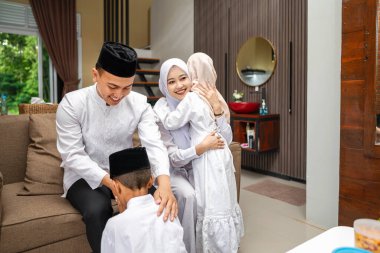 Mübarek bayramını kutlarken Endonezyalı Müslüman çocuğun ailesi için af dileyen portresi. Mutlu Lebaran, Kurban Bayramı, İdul Fitri ve Ramazan Mübarek kutlamaları.