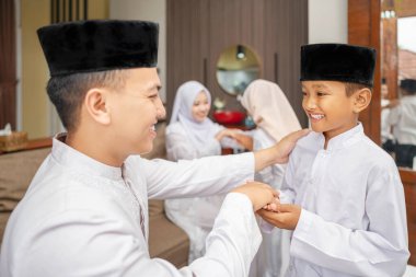 Mübarek bayramını kutlarken Endonezyalı Müslüman çocuğun ailesi için af dileyen portresi. Mutlu Lebaran, Kurban Bayramı, İdul Fitri ve Ramazan Mübarek kutlamaları.