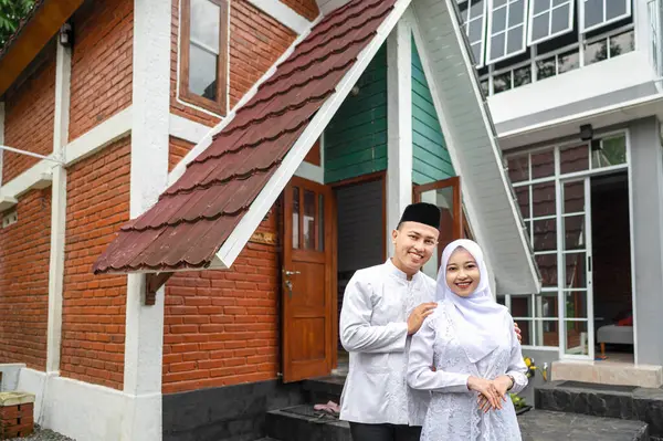 Bayramları kutlayan Endonezyalı Müslüman çiftin portresi. Mutlu Lebaran, Kurban Bayramı, İdul Fitri ve Ramazan Mübarek kutlamaları.