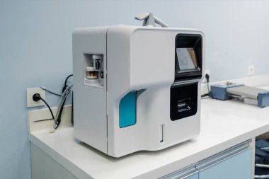 İlaç fabrikasının modern laboratuarındaki ekipman. İlaç üretimi için steril makine