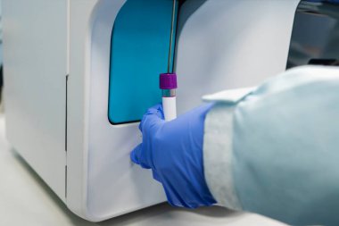 Bir ilaç üretim fabrikasının modern teftiş laboratuvarında tıp kalitesini kontrol eden bilim adamı