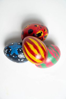 Beyaz arka planda izole edilmiş renkli paskalya yumurtalarının üst görüntüsü. Paskalya bayramını kutlama kavramı