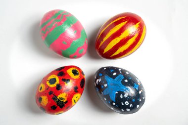 Beyaz arka planda izole edilmiş renkli paskalya yumurtalarının üst görüntüsü. Paskalya bayramını kutlama kavramı