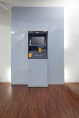 Bina duvarında, ekranı ve düğmeleri olan ATM 'nin (otomatik para makinesi) ön görüntüsü var. Teknoloji, finans ve bankacılık kavramı