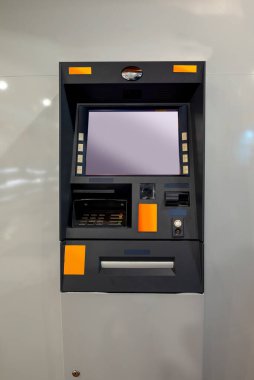 Bina duvarında ekranı ve düğmeleri olan ATM 'nin (otomatik para makinesi) yakın görüntüsü var. Teknoloji, finans ve bankacılık kavramı