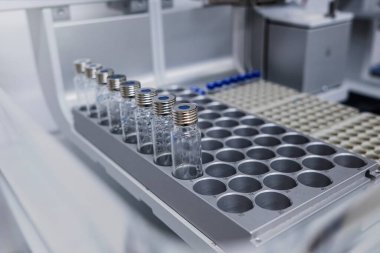 İlaç fabrikasının modern laboratuarında analiz için test tüpü ve cam şişe örneği. Kalite kontrolü sağlanıyor