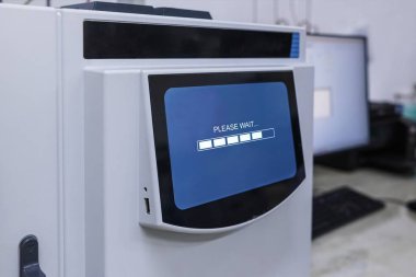 İlaç fabrikasının modern laboratuarındaki ekipman. İlaç üretimi için steril makine