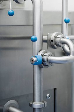 İlaç fabrikasının modern laboratuarındaki ekipman. İlaç üretimi için steril makine