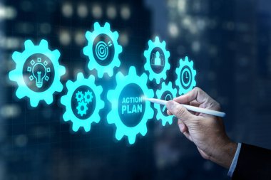 Kalemli bir işadamı eylem planının taslak simgesine dokunuyor. Sanal ekranda teknolojik yenilik. Eylem planı kavramı