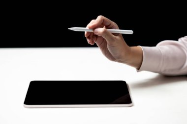 Tabletli bir iş kadını, kalemle bir şeye dokunuyor ya da işaret ediyor. Model ve kopyalama alanı. İş ve teknoloji kavramı