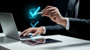 Bilgisayarlı bir işadamı tablet ekranda işaretleme listesinin simgesine dokunuyor. Sanal ekranda teknolojik yenilik. Uyum Konsepti