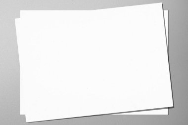 Gri bir arkaplanda iş antetli kağıtlar yığını. Boş kağıt ya da yaprak. Tasarımınız için boşluk oluştur veya kopyala