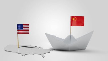 Üzerinde Çin bayrağı olan kağıttan bir tekne ve haritada beyaz bir arka planı olan ABD bayrağı. Amerika Birleşik Devletleri kavramı ile Çin arasındaki ticaret anlaşmazlığı veya ekonomik çatışma