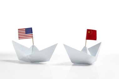 Beyaz arka planda ABD veya Amerika Birleşik Devletleri ve Çin yazılı kağıt tekne var. Amerika Birleşik Devletleri kavramı ile Çin arasındaki ticaret anlaşmazlığı veya ekonomik çatışma