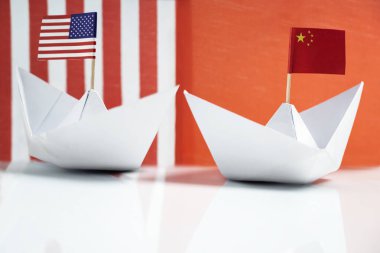 Amerika ya da Amerika Birleşik Devletleri ve Çin bayraklı kağıt tekne. Amerika Birleşik Devletleri kavramı ile Çin arasındaki ticaret anlaşmazlığı veya ekonomik çatışma