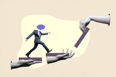 Üzerinde renkli bir geçmişi olan konuşma balonu olan bir iş adamı için bir adım tutan insan eli. İş stratejisi kavramı. Kolaj sanatı