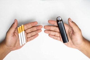 Sigara tutan insan eli, filtre tüplü rulo tütün ve beyaz arka planda bir tütün veya elektronik sigara izole edilir. Hayır ya da sigarayı bırakmak, kötü bir alışkanlık ve sağlıksız.