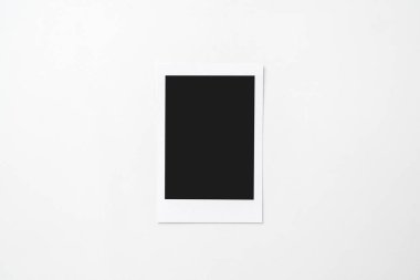 Beyaz arka planda boş bir polaroid fotoğraf kağıdı. Model, şablon veya kopyalama alanı. Anında fotoğraf makinesi yazdırma çerçevesi