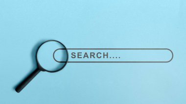 Mavi arka planda arama motoru simgesi olan büyüteç. Teknoloji ve web ağı kavramı