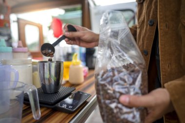 Masada kahve servisi yapan erkek barista. Kamyon üzerinde küçük bir kafe ya da kafe işletmesi